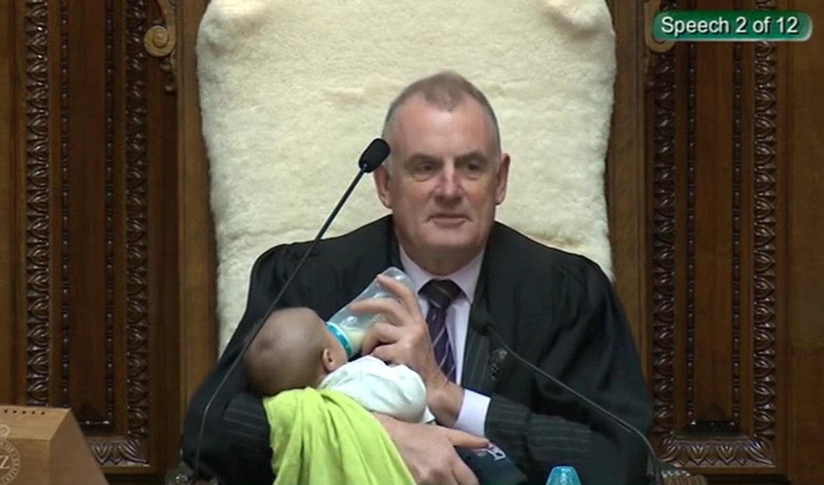 O πρόεδρος της Βουλής τάισε μωρό με μπιμπερό