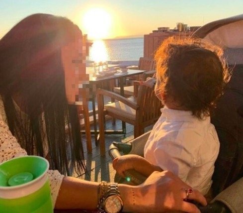 Aπέραντη ευτυχία: Το ζευγάρι της Κυπριακής σόουμπιζ περνάει το πρώτο μαγικό καλοκαίρι με τον γιό τους
