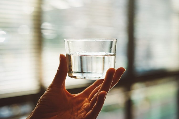 3+1 tips για να μην ξεχνάς να πίνεις νερό