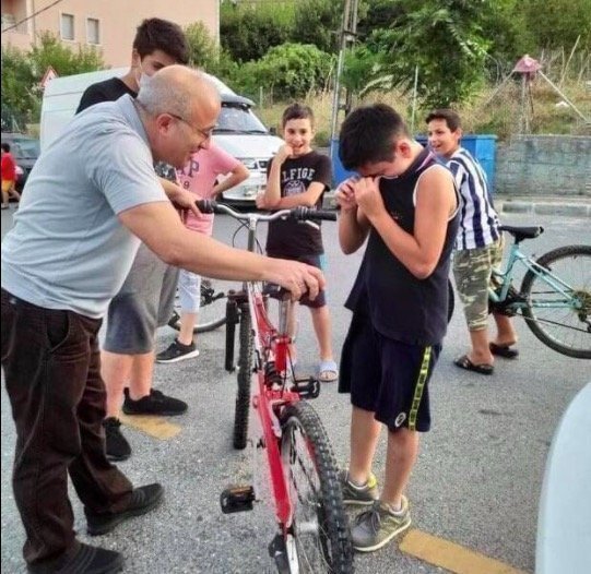 Δακρύσαμε: Το παιδάκι χτύπησε σε αυτοκίνητο επειδή δεν είχε φρένα και ο ιδιοκτήτης του έκανε δώρο καινούριο ποδήλατο