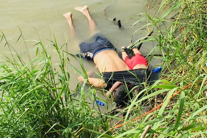 Μια εικόνα γροθιά στο στομάχι: Πατέρας νεκρός αγκαλιά με την κόρη του στα σύνορα ΗΠΑ-Μεξικό!