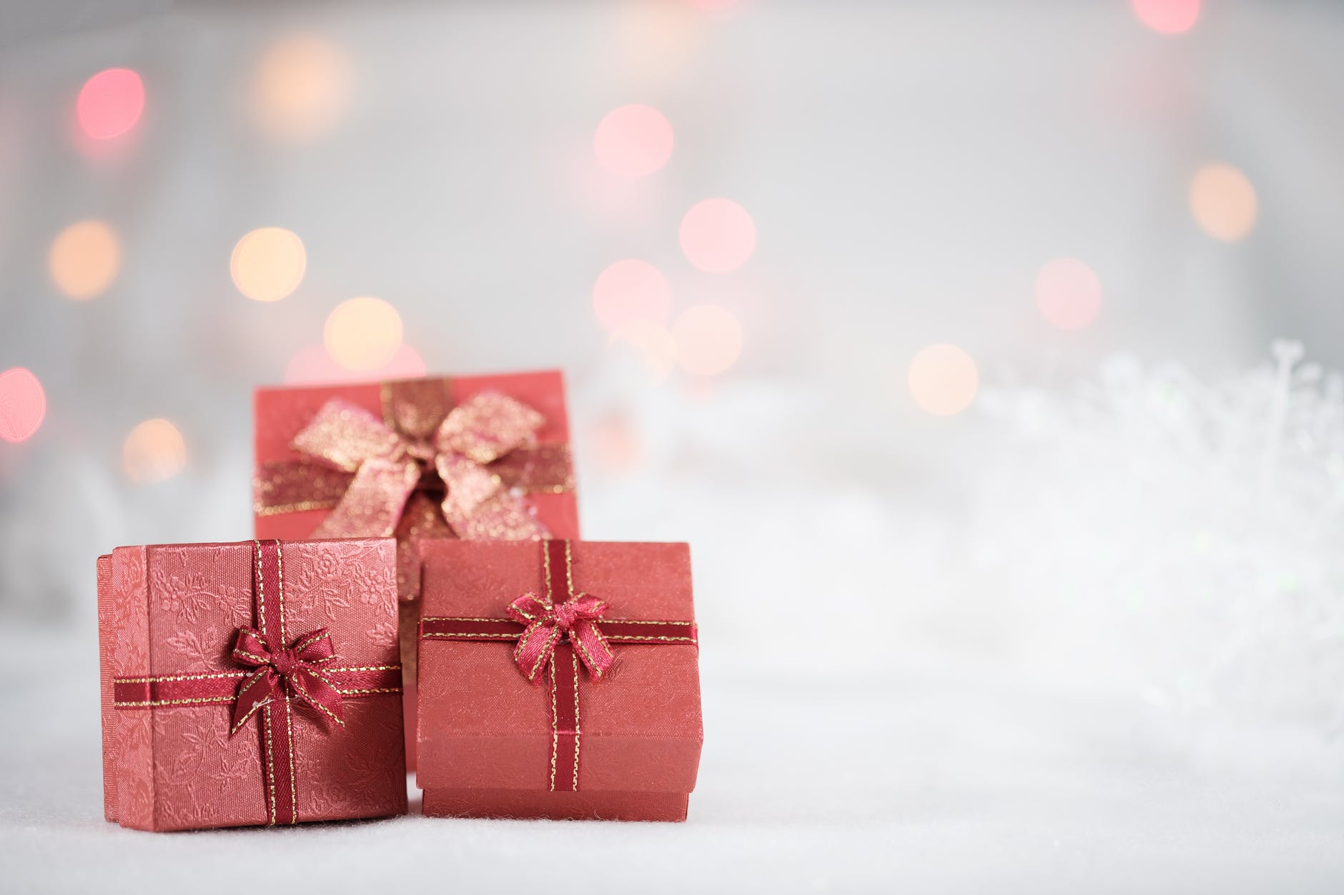 VIDEO: Πώς θα τυλίξεις εύκολα τα χριστουγεννιάτικα δώρα!