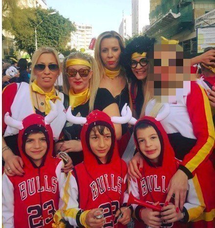 Σε τρελά κέφια επώνυμη Κύπρια με τον γιό της στην καρναβαλίστικη παρέλαση Λεμεσού
