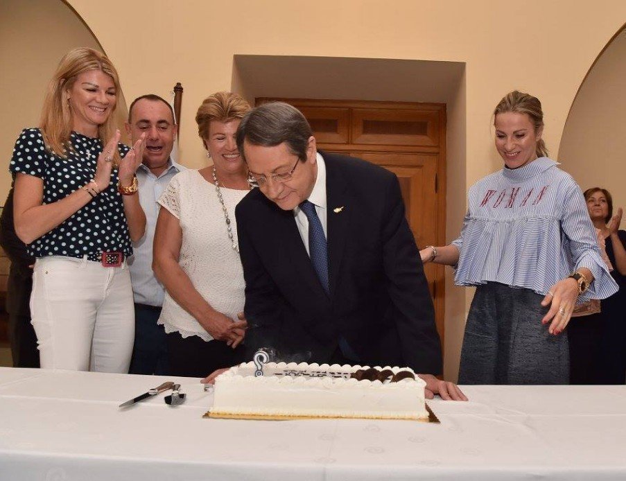 Xρόνια πολλά πρόεδρε: Η τούρτα έκπληξη στο προεδρικό και το φιλί στα χείλη στην Άντρη του