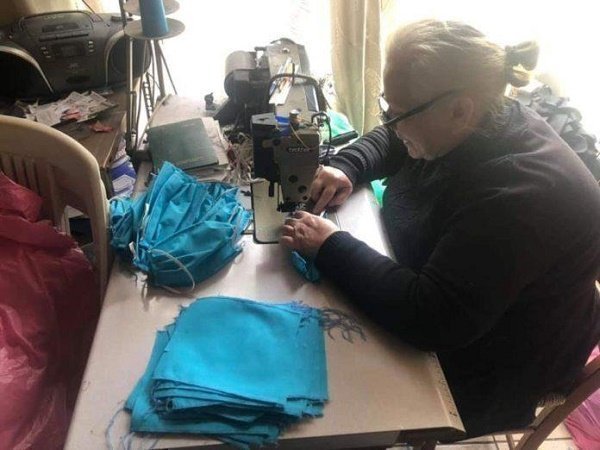 Η γιαγιά Φωτεινή από τη Λάρνακα ράβει εκατό χιλιάδες μάσκες για νοσοκομεία