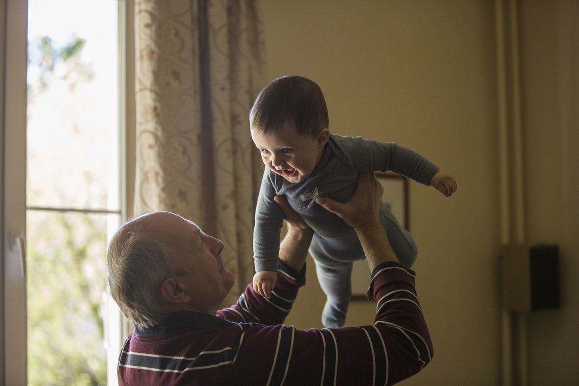 Ζουν περισσότερο οι παππούδες που ασχολούνται με τα εγγόνια τους!