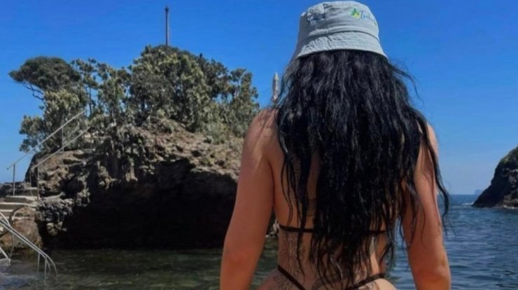 Πολυσυζητημένη Κύπρια πόζαρε εντελώς γυμνή στα social media [εικόνα]