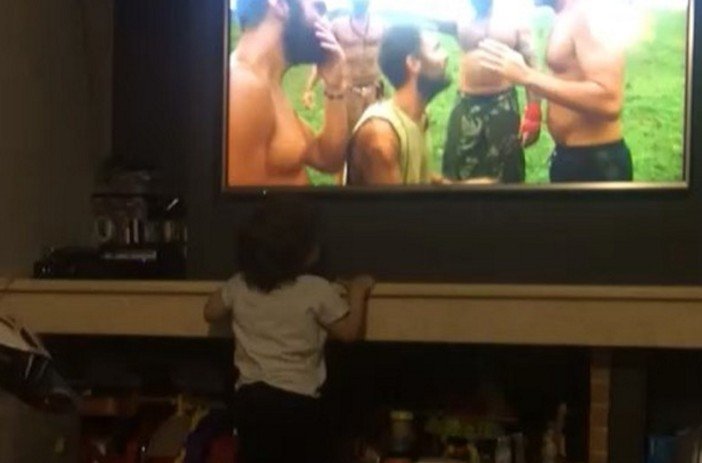 Το πιο γλυκό βίντεο: Ο γιος του Χανταμπάκη φιλάει την τηλεόραση βλέποντας το μπαμπά