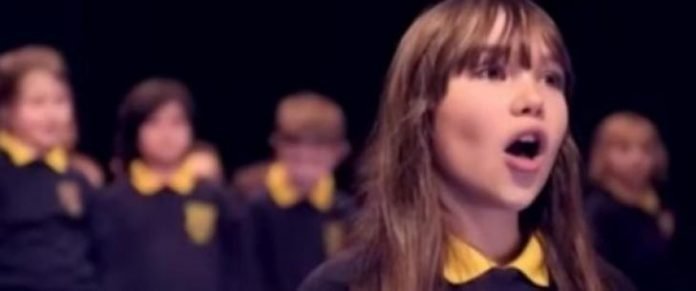 Η 10χρονη με αυτισμό που καθήλωσε το διαδίκτυο με την υπέροχη φωνή της