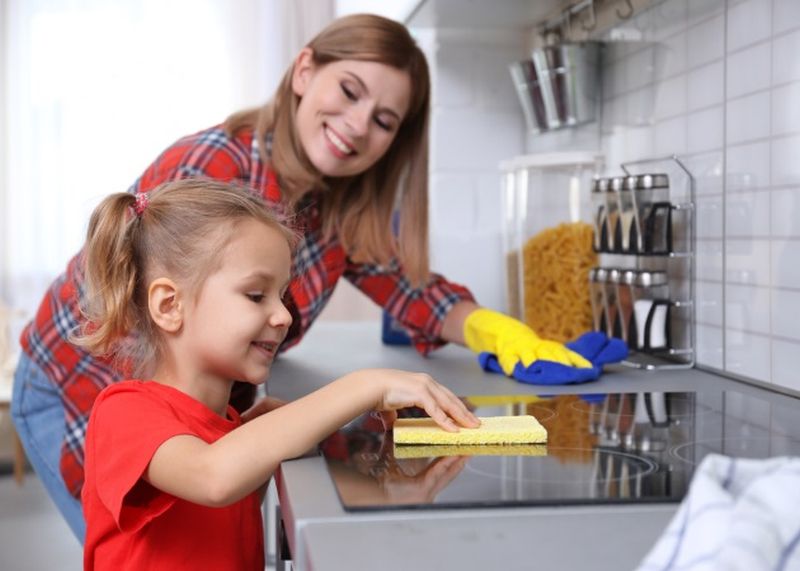 Πώς θα πείσεις το παιδί να βοηθήσει στις δουλειές του σπιτιού;