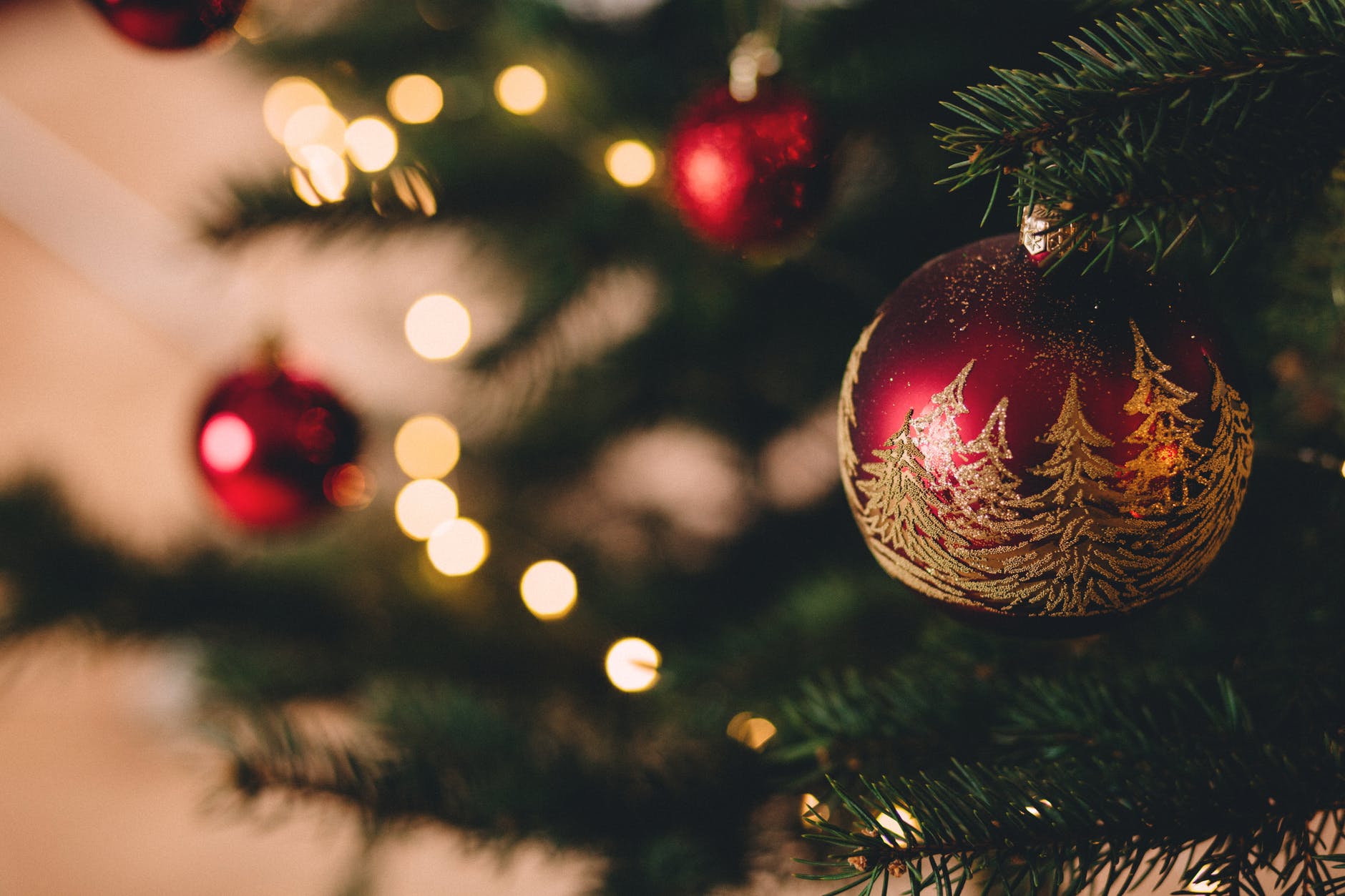 4 λόγοι για να στολίσεις νωρίτερα το Χριστουγεννιάτικο δέντρο με τα παιδιά
