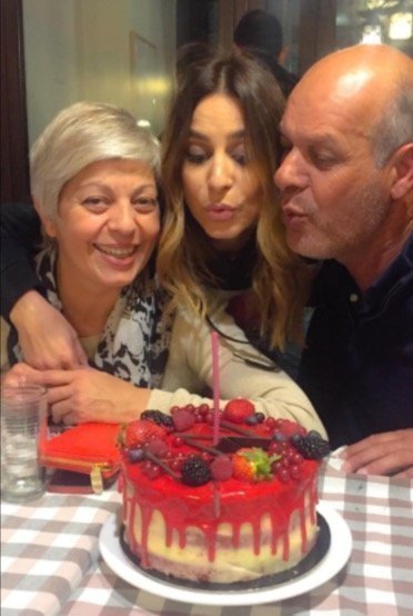 Κωνσταντίνα Ευριπίδου: Η γενέθλια στιγμή της αγκαλιά με την μαμά και τον μπαμπά της