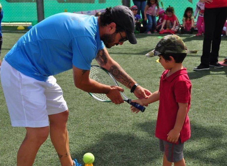 Σε ποια ηλικία μπορεί ένα παιδί να ξεκινήσει να παίζει τένις - γράφει ο προπονητής Πάρις Κυρίλλου