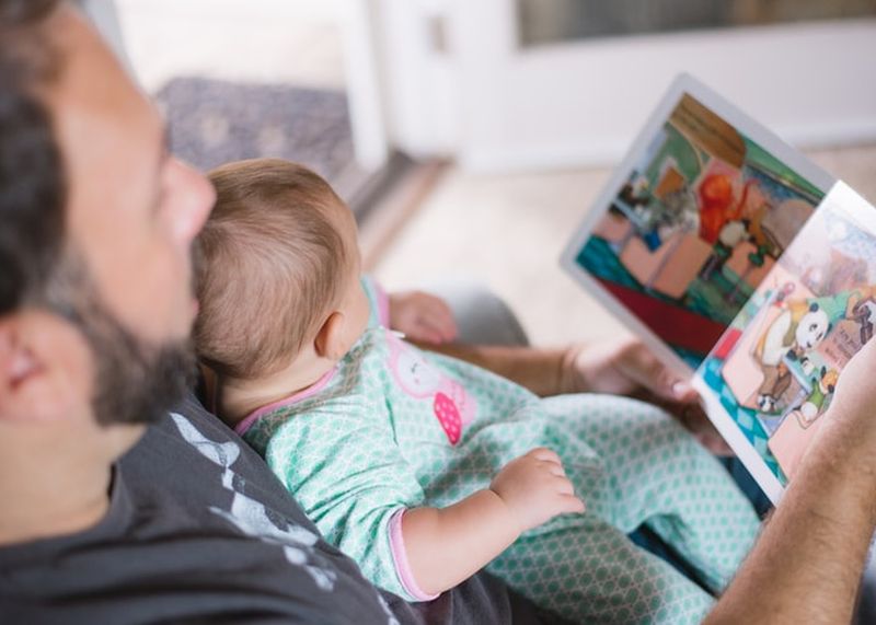 Γιατί αξίζει να διαβάζετε βιβλία στο μωρό;