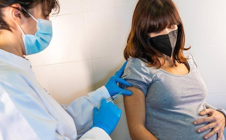 Εμβόλιο σε έγκυες και γυναίκες που δεν έχουν κάνει παιδιά – Όσα ξεκαθάρισε ο Δρ. Καραγιάννης (βίντεο)