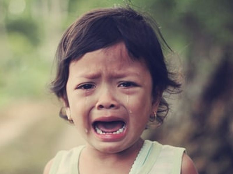 Τι πρέπει να λες στο παιδί αντί για τη φράση «σταμάτα να κλαις»