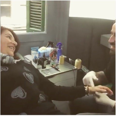Δεν θα το πιστεύεις: Έλληνας παρουσιαστής χτύπησε τατουάζ στην μαμά του(βίντεο)