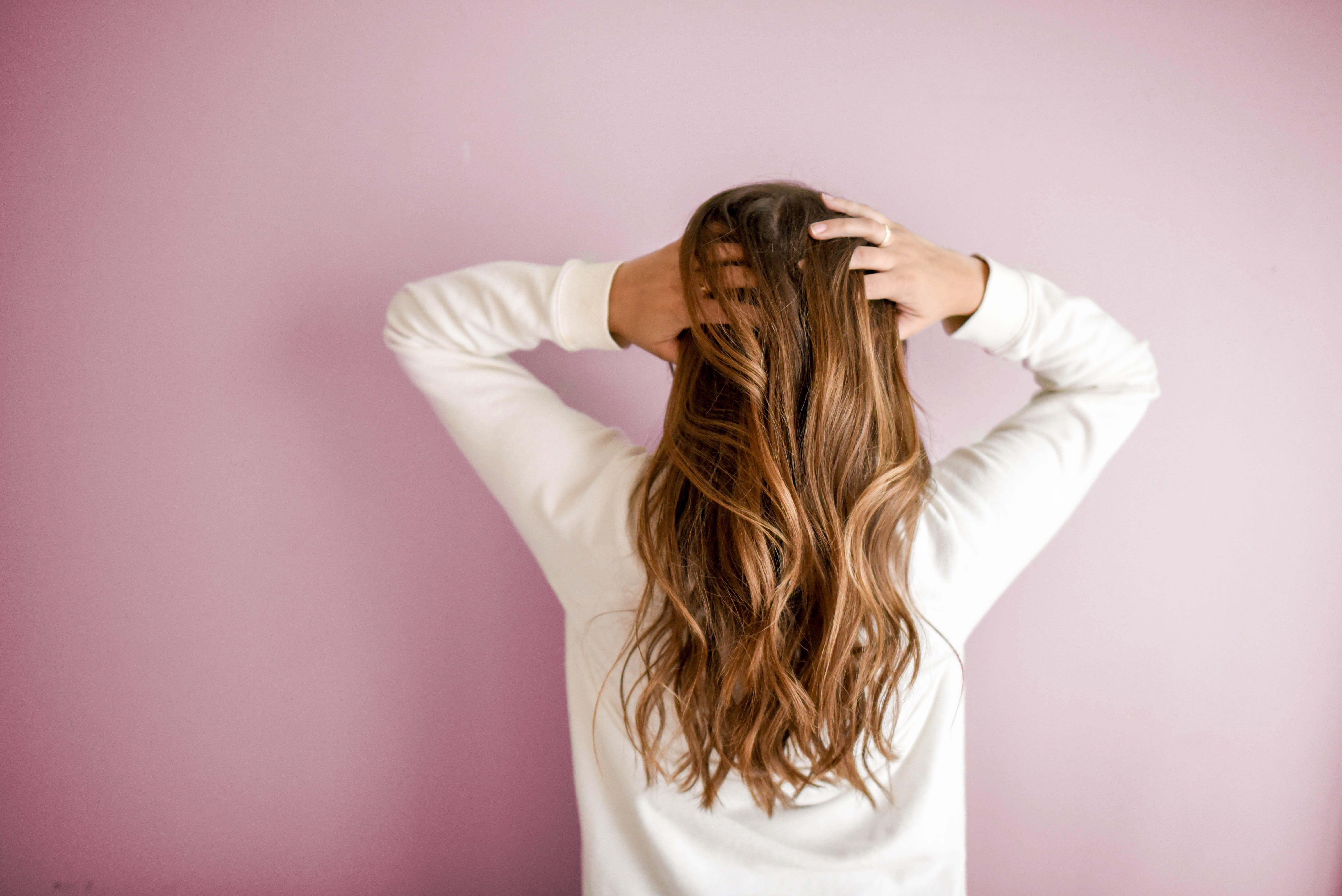 3 Κινήσεις Mατ για να σώσεις τα αδύναμα μαλλιά σου και να δώσεις υγεία στα νύχια και δέρμα