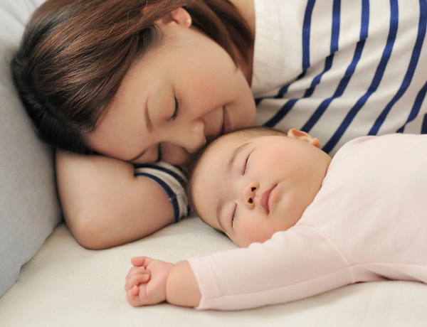 Γιατί δεν πρέπει να κοιμάστε στο ίδιο κρεβάτι με το μωρό