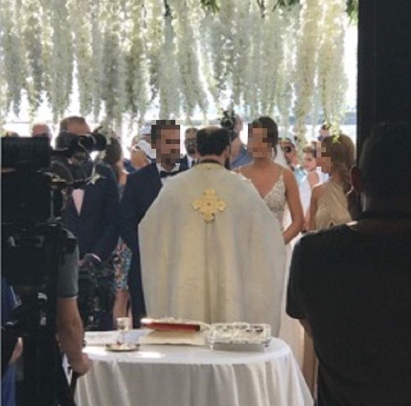 ΣΥΜΒΑΙΝΕΙ ΤΩΡΑ: Ζευγάρι της κυπριακής showbiz παντρεύεται στην Δεκέλεια με πολλούς επώνυμους καλεσμένους (φωτός)